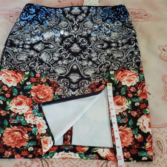 Boston Proper Mirrored Vase Skirt. Floral Pencil - Picture 11 of 13